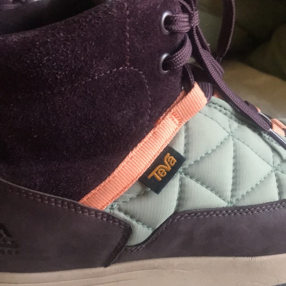 TEVA EMBER BOOTIES lightweight very comfortable. - Picture 4 of 8